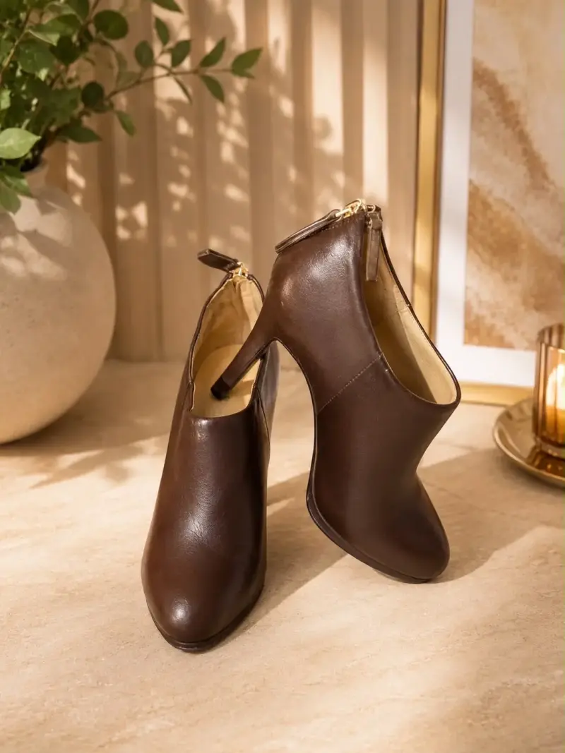 Botas de cuero marrón con detalles dorados - 4
