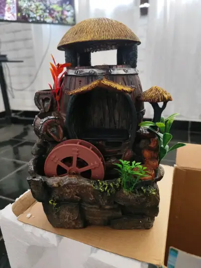 Fuente decorativa de agua con molino y plantas - miniatura 1