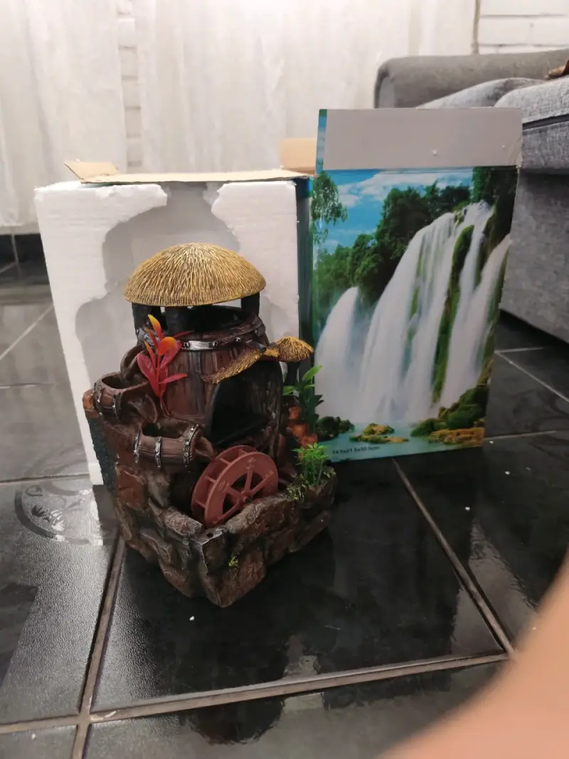 Fuente decorativa de agua con molino y plantas - 2