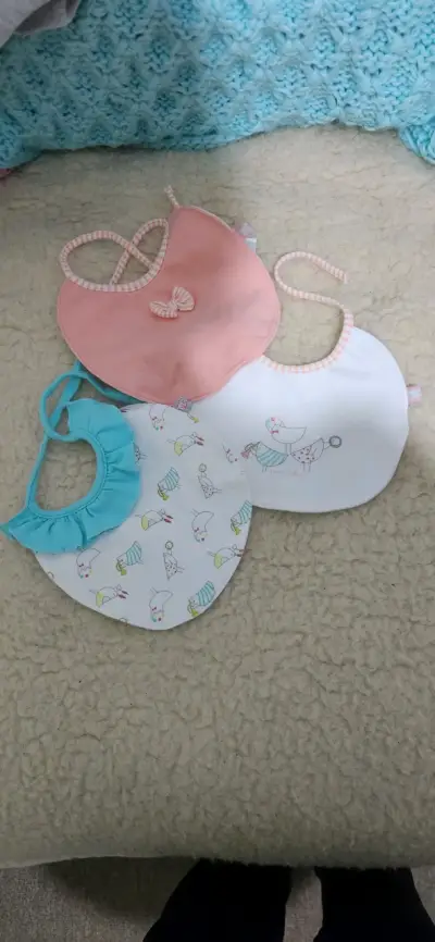 Set de baberos para bebé en colores pastel - miniatura 1