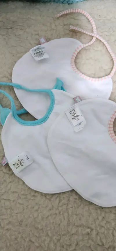 Set de baberos para bebé en colores pastel - miniatura 3