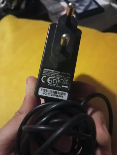 Cargador Huawei 5V 2A con enchufe europeo - miniatura 1