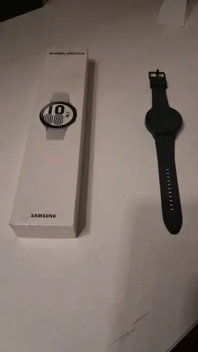 Samsung Galaxy Watch4 en buen estado - miniatura 2