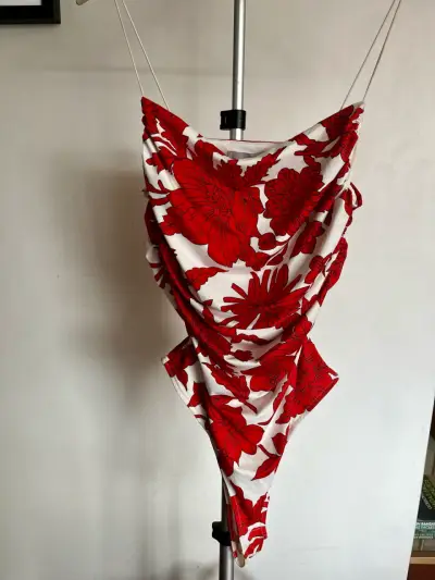 Body floral rojo y blanco H&M - miniatura 1