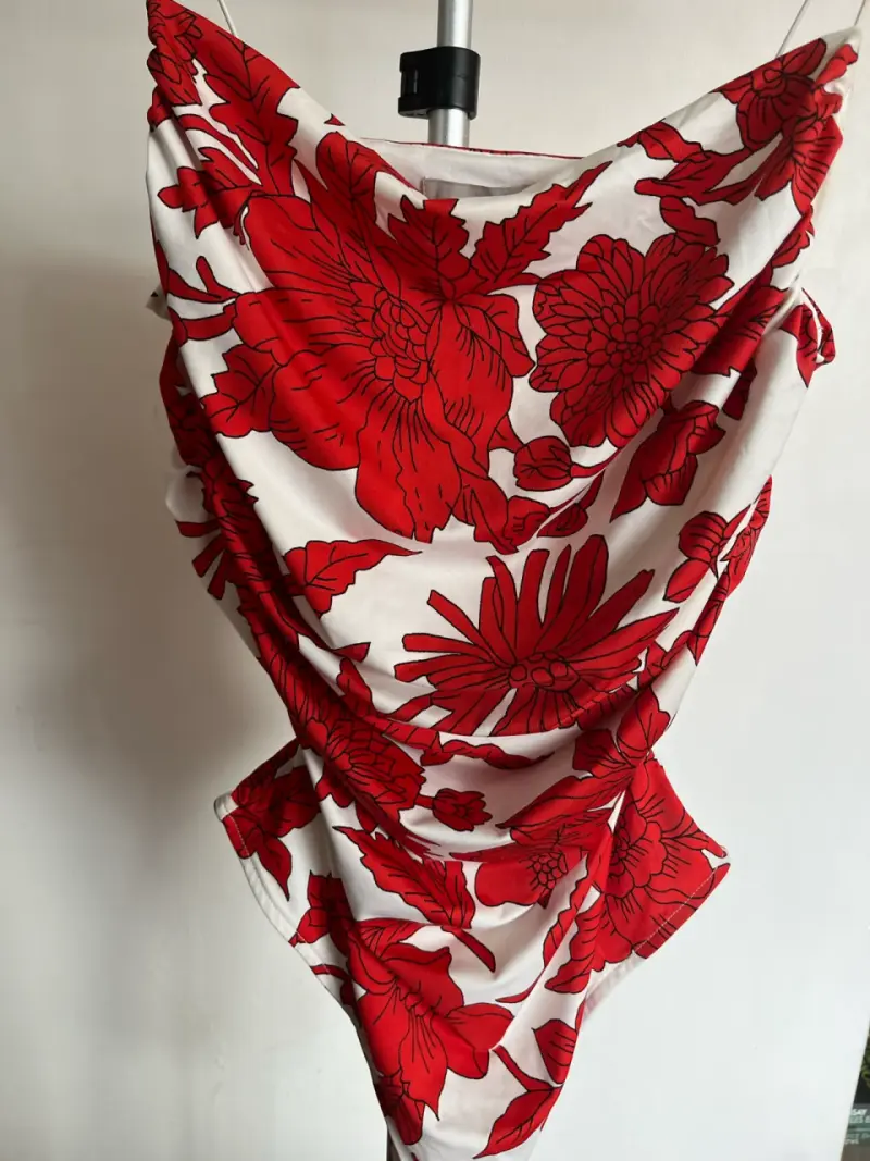 Body floral rojo y blanco H&M - 2