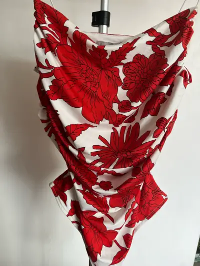 Body floral rojo y blanco H&M - miniatura 2