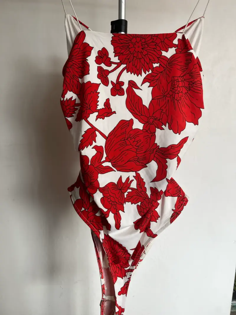 Body floral rojo y blanco H&M - 4