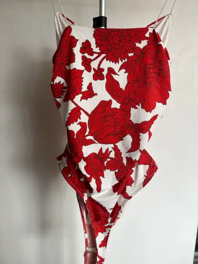 Body floral rojo y blanco H&M - miniatura 4
