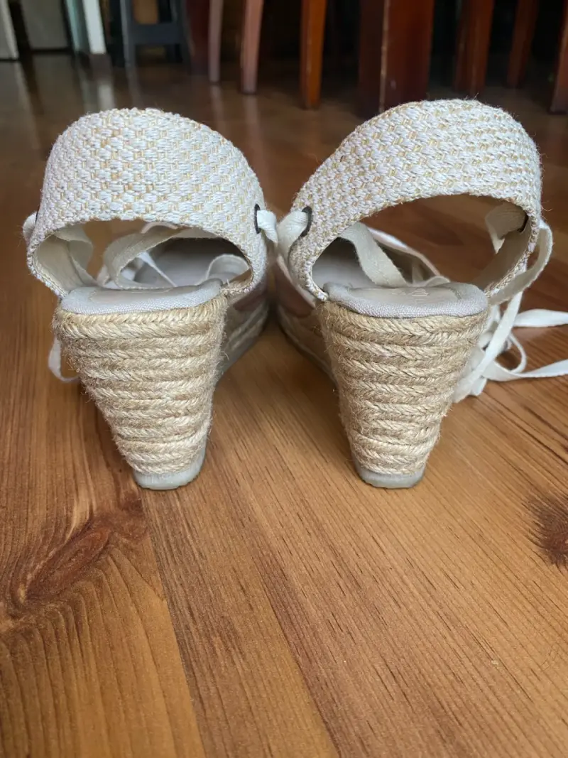 Alpargatas de cuña con cintas beige - 4