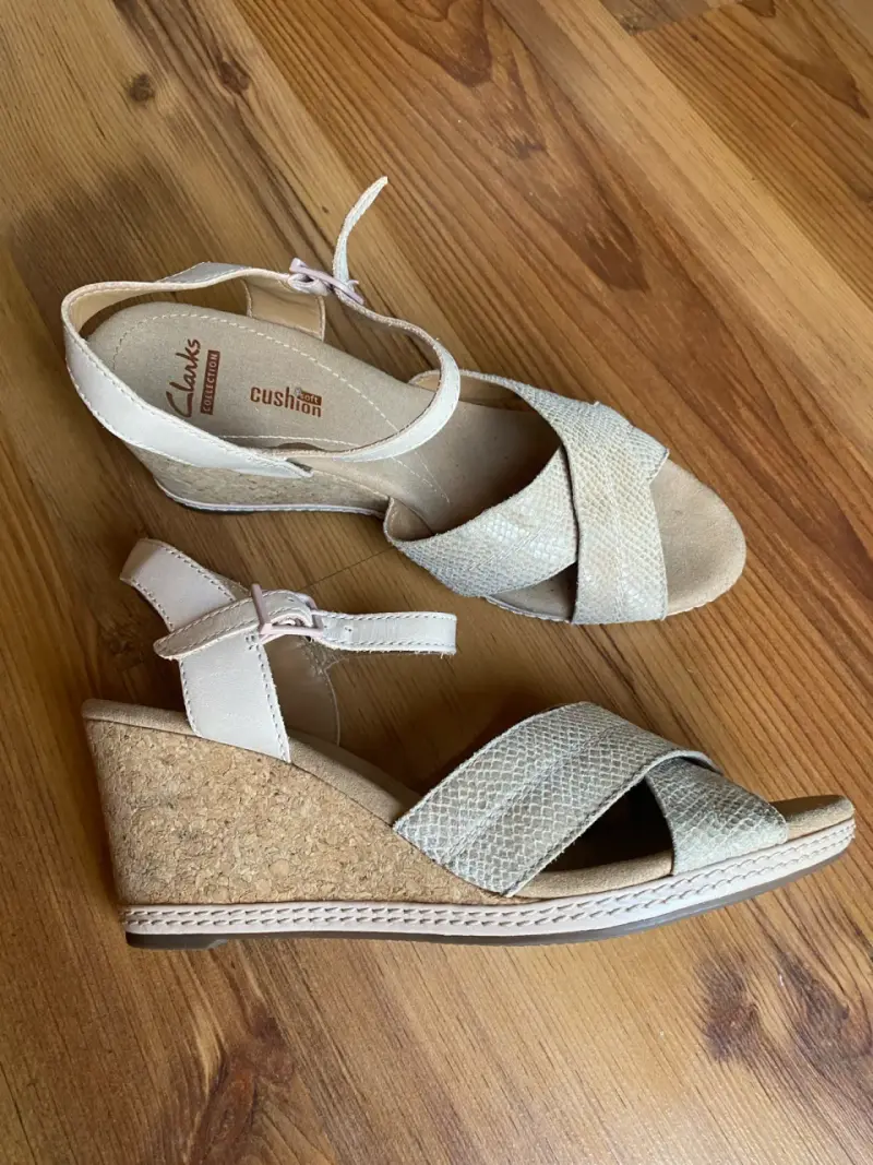Sandalias Clarks de cuña beige con corcho