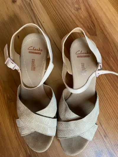 Sandalias Clarks de cuña beige con corcho - miniatura 2