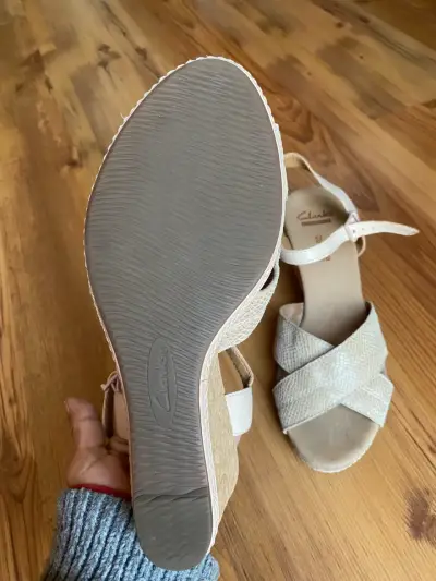 Sandalias Clarks de cuña beige con corcho - miniatura 3
