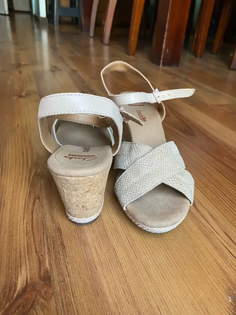 Sandalias Clarks de cuña beige con corcho - 4