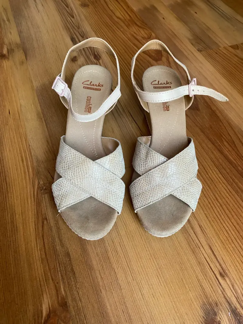 Sandalias Clarks de cuña beige con corcho - 5