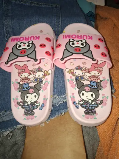 Sandalias Kuromi para niños con diseño divertido - miniatura 3