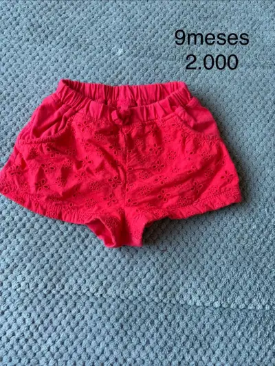 Shorts de bebé rojos con bordado floral - miniatura 1