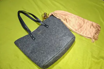 Bolso de mano gris con asas negras - miniatura 1
