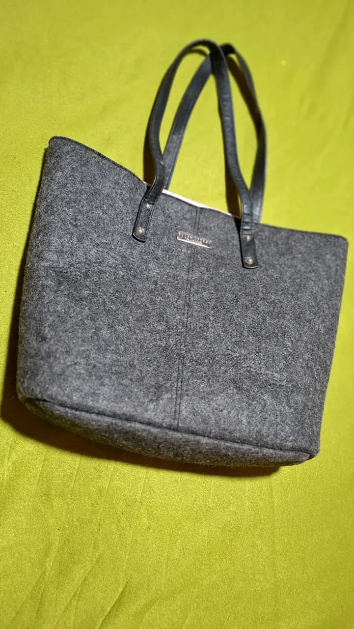 Bolso de mano gris con asas negras - 2