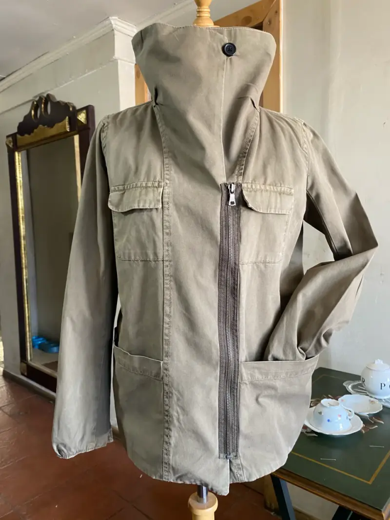 Chaqueta de mujer  color verde con cuello alto