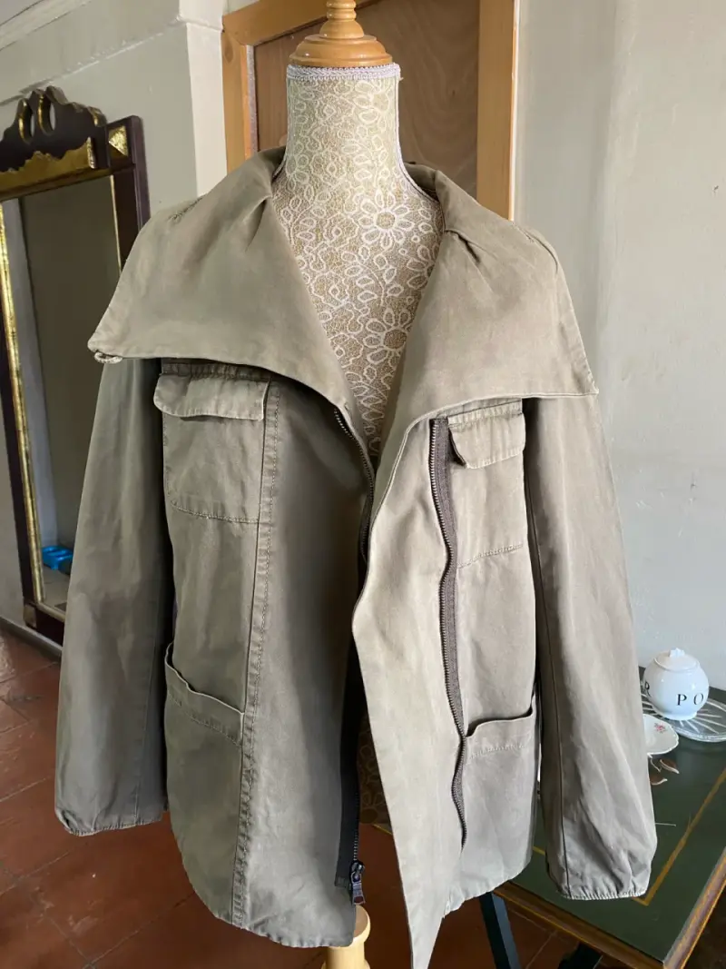Chaqueta de mujer  color verde con cuello alto - 2