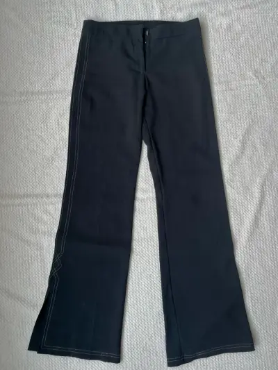 Pantalones negros acampanados para mujer - miniatura 1