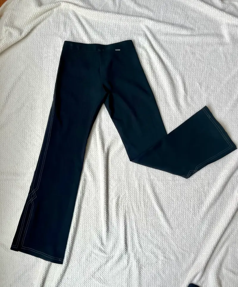 Pantalones negros acampanados para mujer - 2