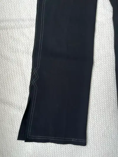 Pantalones negros acampanados para mujer - miniatura 3