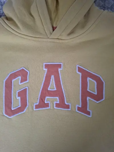 Polerón amarillo para niños GAP Kids - miniatura 3