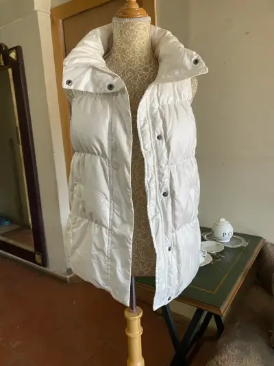 Parka acolchada blanco sin mangas para mujer - miniatura 1
