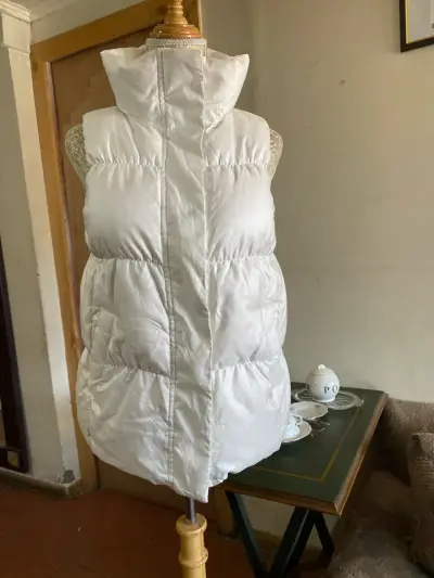 Parka acolchada blanco sin mangas para mujer - miniatura 2