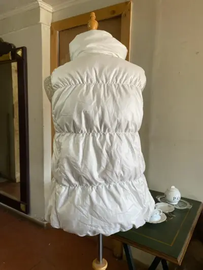 Parka acolchada blanco sin mangas para mujer - miniatura 3