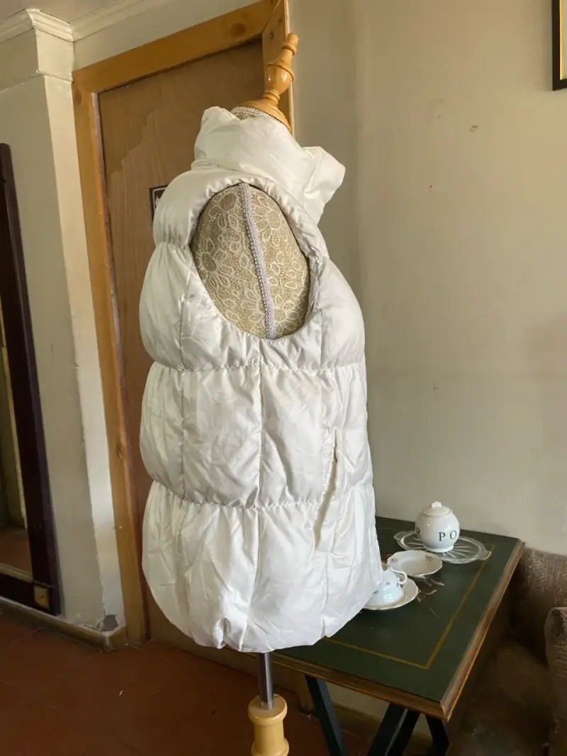 Parka acolchada blanco sin mangas para mujer - 5