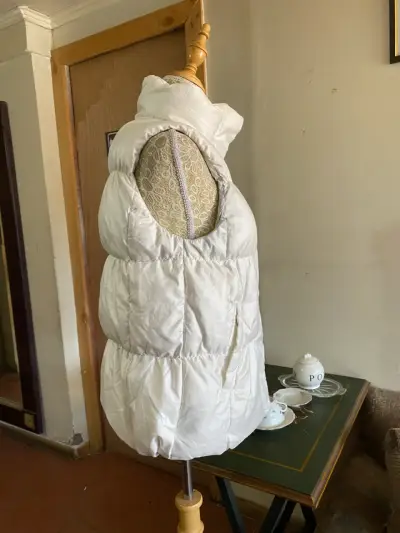 Parka acolchada blanco sin mangas para mujer - miniatura 5