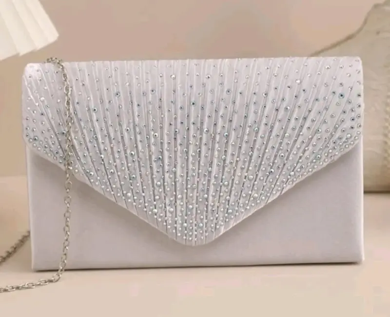 Cartera de Mano Elegante con Pedrería