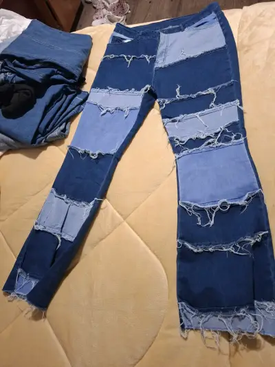 Jeans de mezclilla con diseño patchwork desgastado - miniatura 1