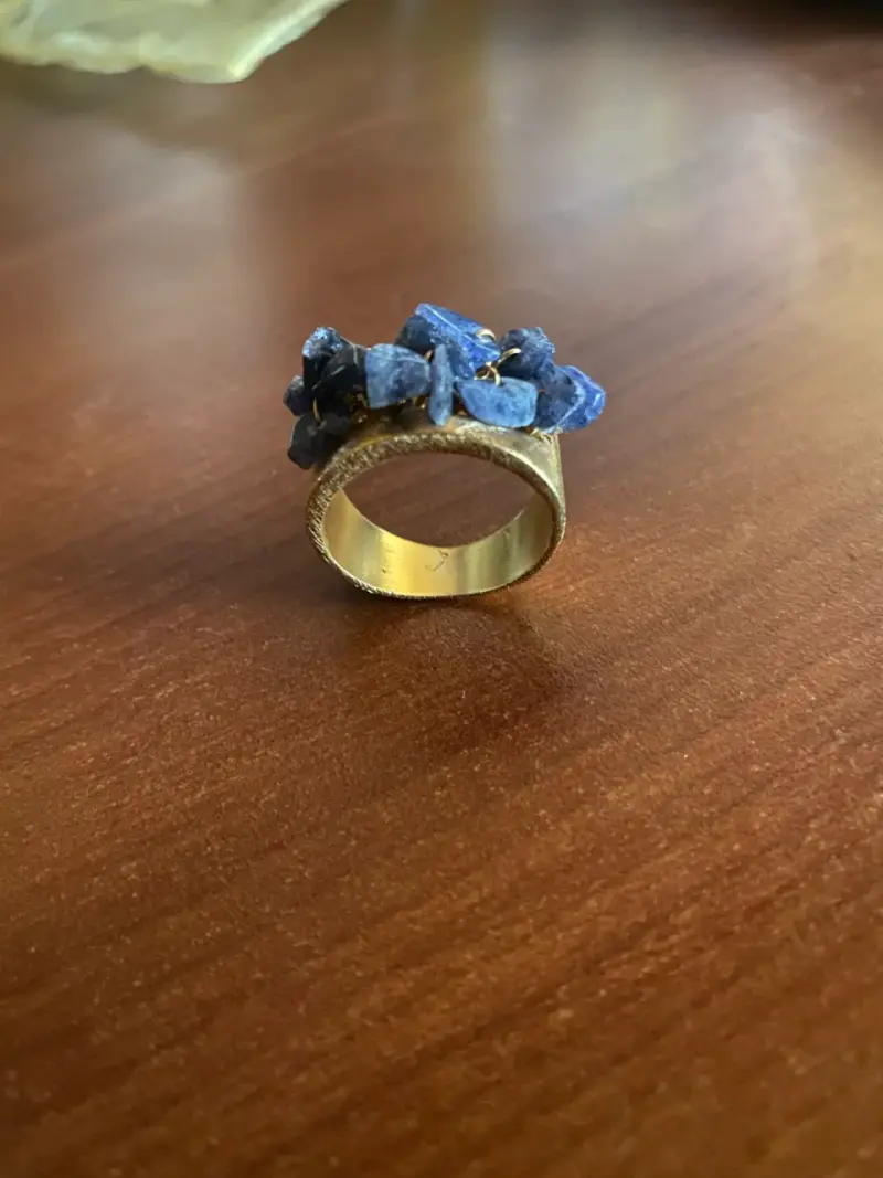 Anillo de piedras azules en base dorada