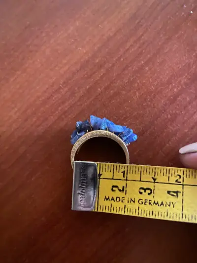 Anillo de piedras azules en base dorada - miniatura 2