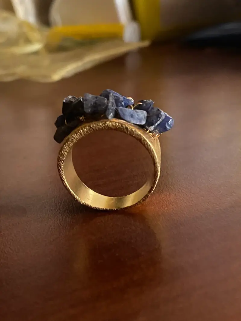 Anillo de piedras azules en base dorada - 3