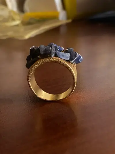 Anillo de piedras azules en base dorada - miniatura 3