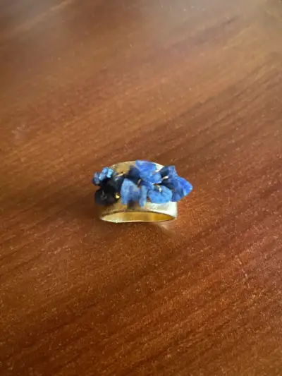 Anillo de piedras azules en base dorada - miniatura 4