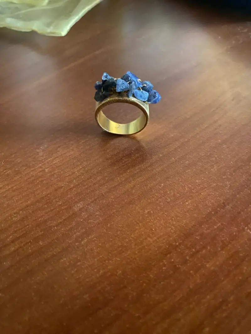 Anillo de piedras azules en base dorada - 5