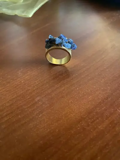 Anillo de piedras azules en base dorada - miniatura 5