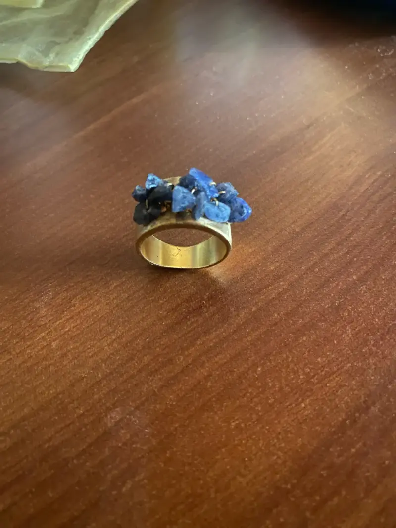 Anillo de piedras azules en base dorada - 6