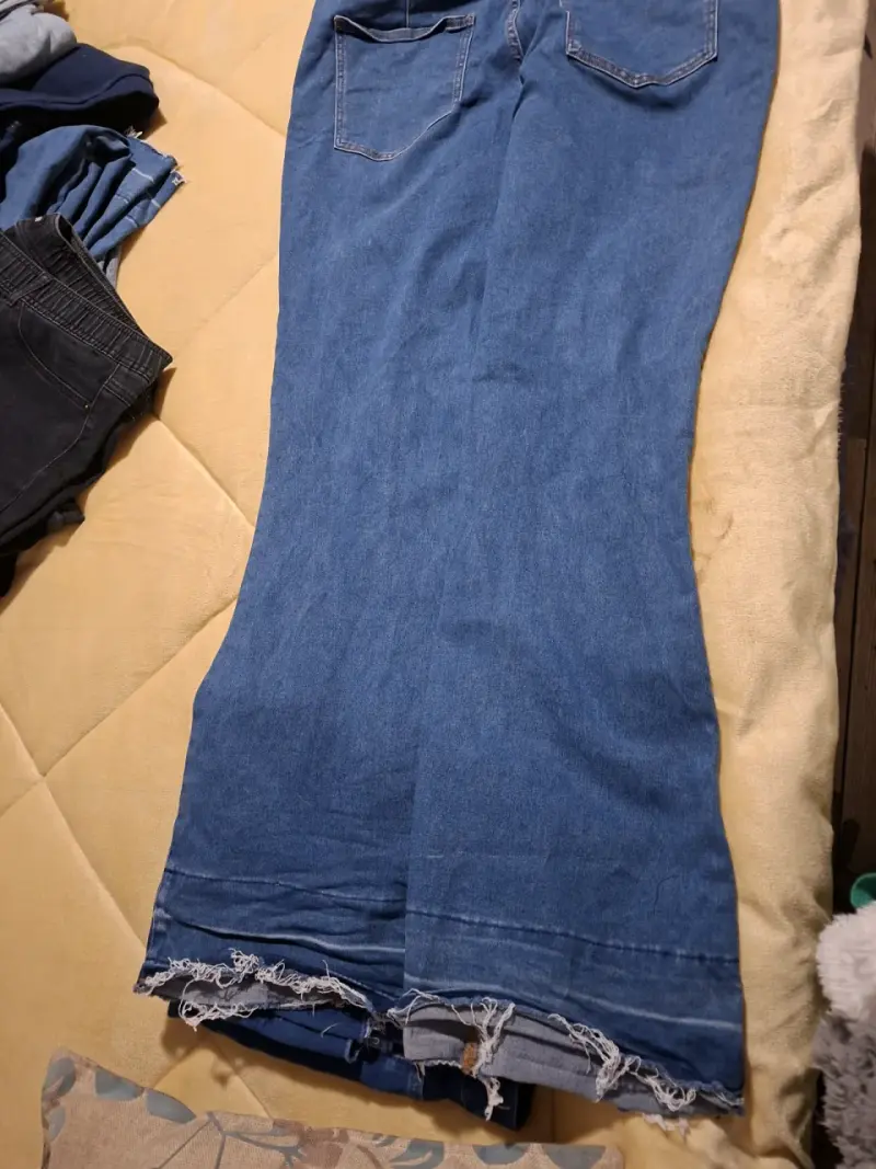 Jeans de mezclilla con diseño patchwork desgastado - 4