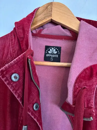 Chaqueta de pana roja con capucha Opposite - miniatura 2