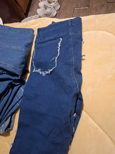 Jeans de mezclilla con diseño patchwork desgastado - miniatura 2