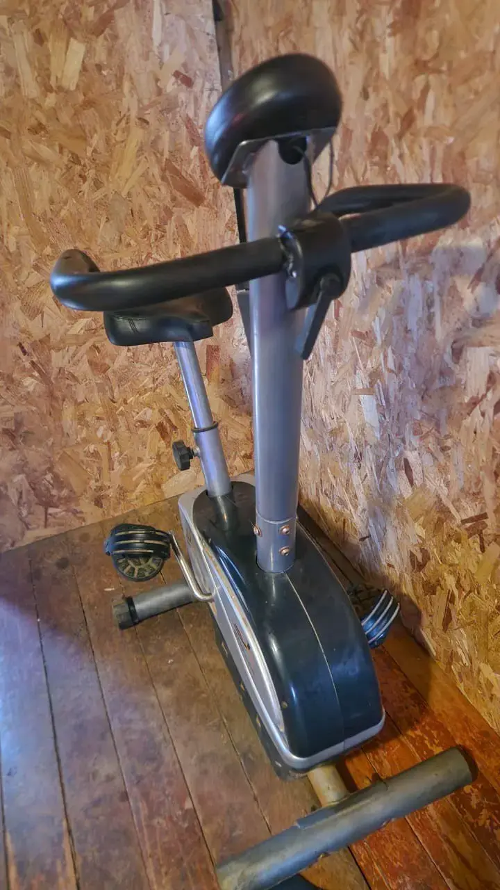 Bicicleta estática con monitor digital - 2