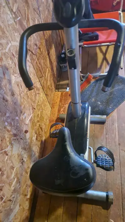 Bicicleta estática con monitor digital - miniatura 3