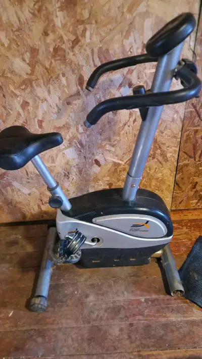 Bicicleta estática con monitor digital - miniatura 4