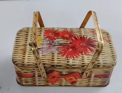 Caja metálica vintage con diseño floral - miniatura 1